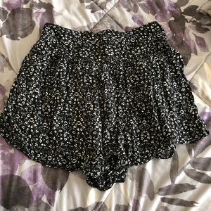 Black & white flowy floral shorts size small